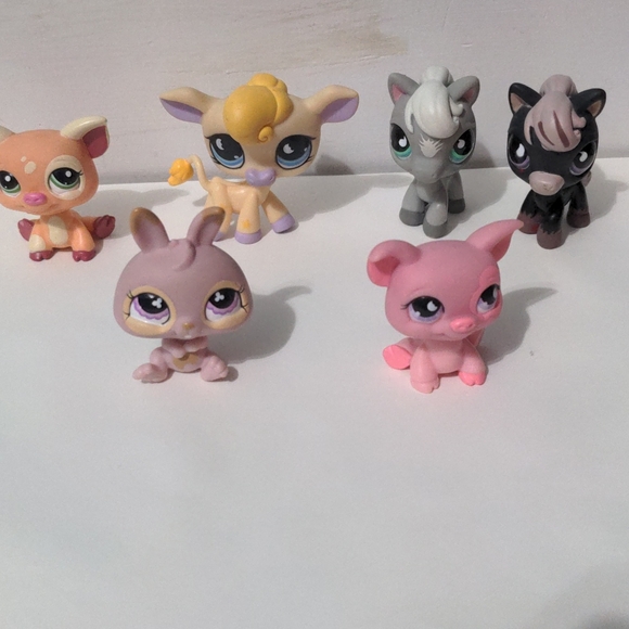 Bundle of littlest pet shops, houses, and accessories - Picture 5 of 17